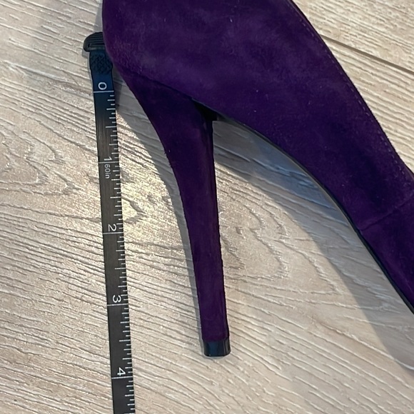 Stuart Weitzman, purple suede pumps - Picture 5 of 5